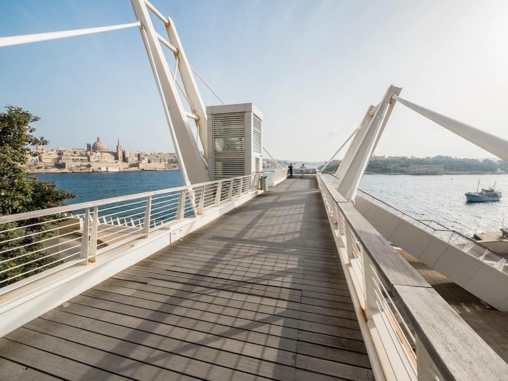 Prime Location Apartment With Side Seaviews Sliema Bagian luar foto